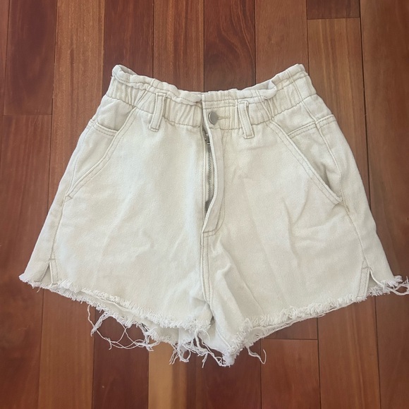 Vici Pants - High waisted cream shorts